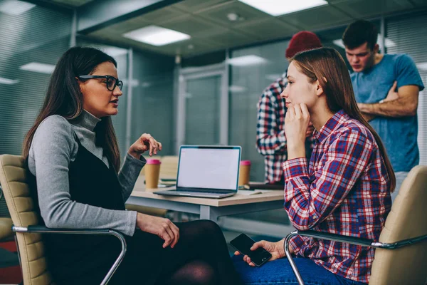 Deux Collègues Féminines Habillées Tenue Décontractée Parlent Discutent Projet Design — Photo