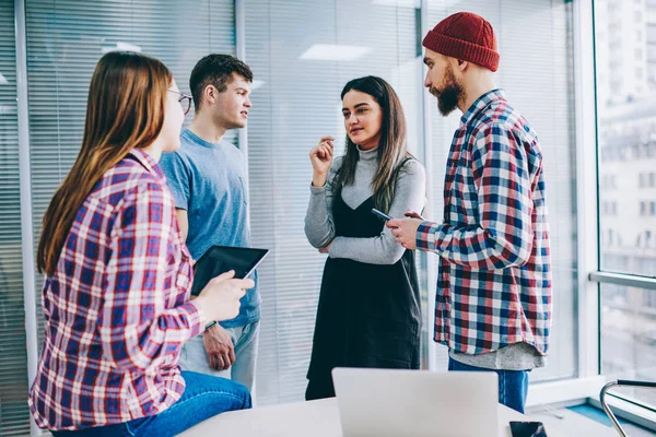 Équipe Jeunes Créatifs Vêtus Vêtements Décontractés Communiquant Sur Solution Productive — Photo