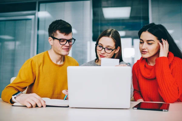 Estudante Hipster Bem Sucedido Reescrevendo Informações Cartão Visita Trabalho Busca — Fotografia de Stock