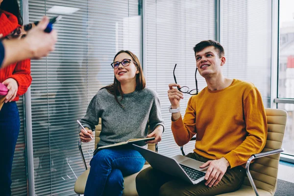 Étudiants Intelligents Intéressés Habillés Tenue Décontractée Écoutant Attentivement Entraîneur Pendant — Photo