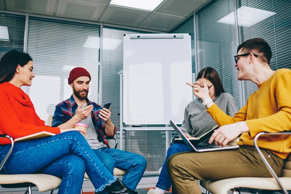 Groupe Étudiants Hipster Milléniaux Habillés Tenue Décontractée Discutant Site Web — Photo