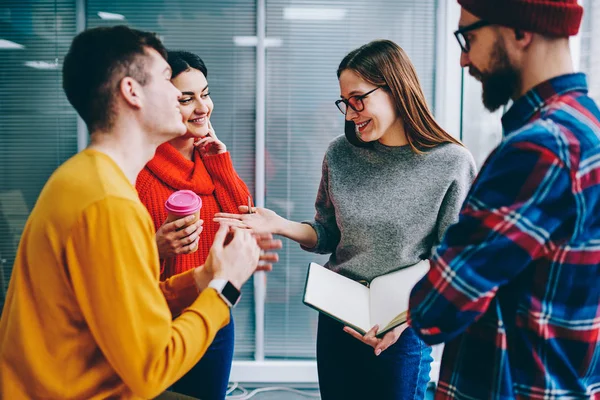 Étudiants Hipster Positifs Tenue Décontractée Riant Tout Discutant Une Histoire — Photo