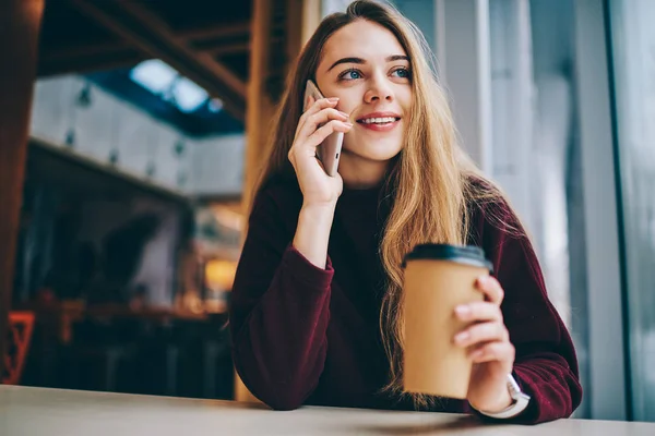 Gelukkig Lachend Hipster Meisje Positieve Gesprek Met Vriend Smartphone Tijdens — Stockfoto