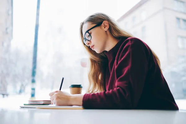 Geconcentreerde Jonge Slimme Schrijver Dragen Trendy Brillen Het Creëren Van — Stockfoto