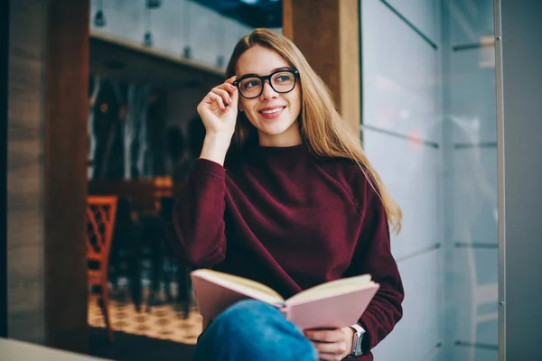 Elinde Kitapla Üniversitesi Kafeteryasında Oturan Uzak Sevimli Gülümseme Ile Moda — Stok fotoğraf