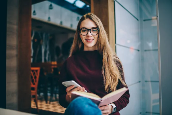 Kaukaski Kobiece Student Siedzi Smartfonem Ręku Trzymając Otwartym Tekstem Książki — Zdjęcie stockowe