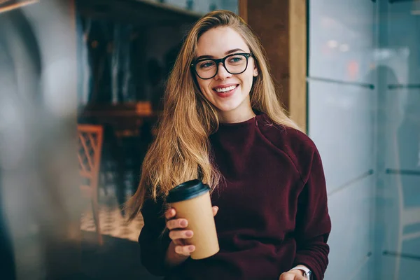 Chica Hipster Feliz Positivo Gafas Sentado Cafetería Universidad Amigo Que —  Fotos de Stock