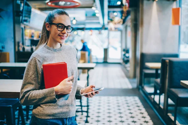 Poloviční Délka Portrét Veselá Studentka Stojící Stolu Jídelně Pomocí Mobilního — Stock fotografie