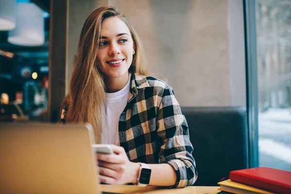 Mujer Alegre Que Desarrollador Mirando Ventana Cafetería Después Del Trabajo — Foto de Stock