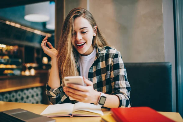 Wonder Amazed Hipster Girl Received Text Message Mobile Phone Upcoming — Stock Photo, Image