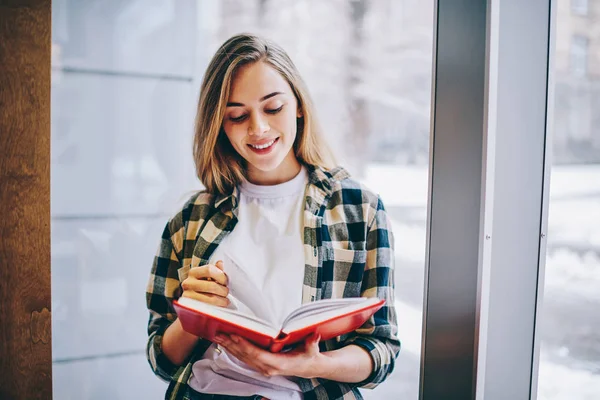 Lezing Positief Best Seller Van Succesvolle Vrouwelijke Student Universiteitsbibliotheek Gelukkig — Stockfoto