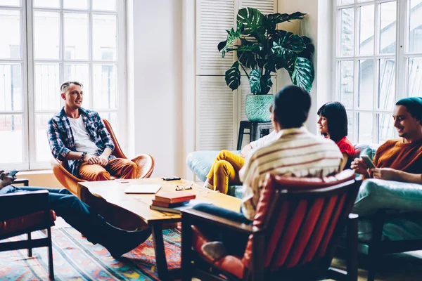 Grupo Estudantes Hipsters Vestidos Com Roupas Casuais Descansando Apartamento Moderno — Fotografia de Stock