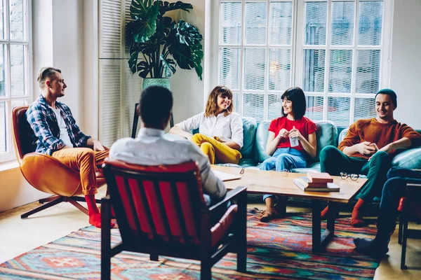 Vrolijke Jongeren Gekleed Vrijetijdskleding Lachen Tijdens Spel Zittend Comfortabele Bank — Stockfoto