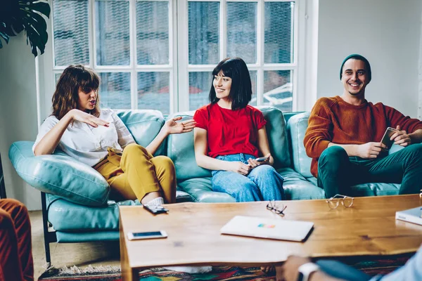 Hipster Flicka Gestikulerande Händer Förklarar Information Spel Med Vänner Moderna — Stockfoto