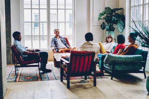 Grupo Jóvenes Multiculturales Descansando Cómodo Albergue Jugando Tiempo Libre Diversos — Foto de Stock