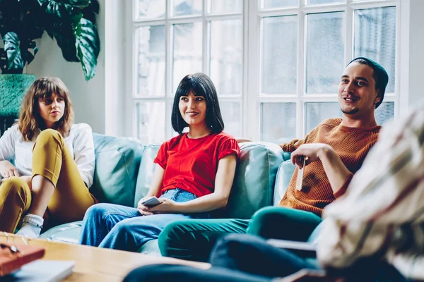 在现代公寓里 穿着休闲装的年轻人在玩游戏时笑着 积极的男性和女性在友好会议期间在一起的时间 — 图库照片
