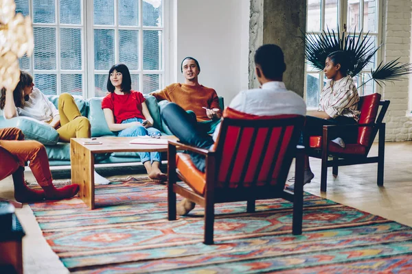 Divers Beste Vrienden Gekleed Vrijetijdskleding Communiceren Met Elkaar Genieten Van — Stockfoto