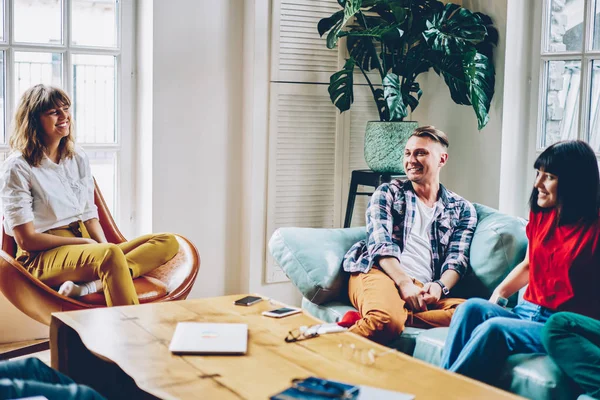 Lycklig Bästa Vänner Njuta Fritids Och Rolig Konversation Vilar Bekväm — Stockfoto