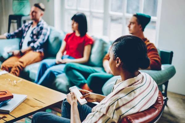 Birlikte arkadaşlarıyla evinde zamanında modern smartphone ve udating profil 4 g kullanarak sosyal ağlarda tutan Afrikalı-Amerikalı genç kadın tarih seçici odak internet harcama boş süre