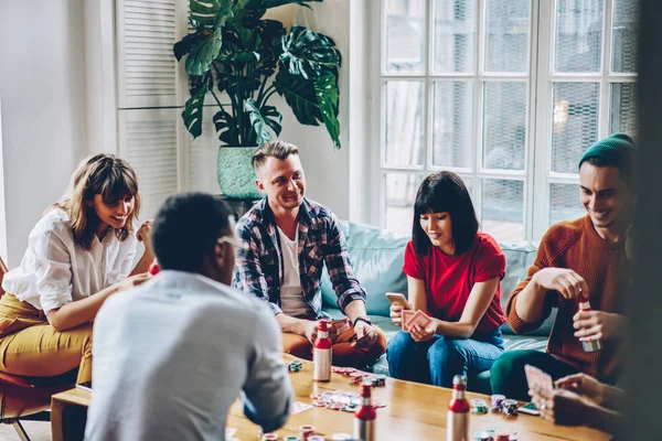 Positive Multikulturelle Freunde Verbringen Ihre Freizeit Zusammen Beim Pokerspielen Während — Stockfoto