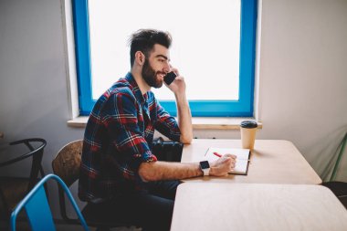 Neşeli başarılı erkek yazar olumlu muhabbet 4 g modern cep telefonu üzerinden internet oturma masaüstü Üniversitesi kafeterya, teknoloji ve iletişim kavramı, süre