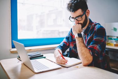 Beyaz adam, Üniversite Kütüphanesi, ciddi programcı giyim gözlük vizyon düzeltme sınav bilgilerini arama için deckstop oturmak defter kompozisyon için fikirler yazma konsantre