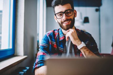 Teknoloji ve iletişim, kamera dizüstü bilgisayar, netbook ile wifi gözlük erkekte bağlı mutlu tarih öğrenme e bakıyorum başarılı bin yıllık hipster adam portresi kavramı 