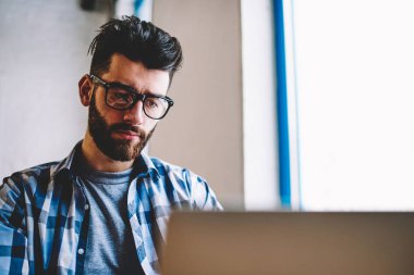 Ciddi erkek bu Web sitesi oluşturma ve uzay, şaşkın coworking dizüstü bilgisayar kullanan program kodu yazarak geliştirici adam izliyor önemli webinar online yolu ile wifi kapalı bağlı netbook