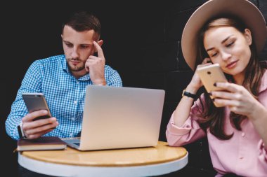 Sohbet ve sosyal ağlar modern akıllı kafede kalma sırasında ücretsiz 4 g internet görmezden canlı iletişim kullanarak ileti rahat kıyafet giymiş aşık bağımlısı çift