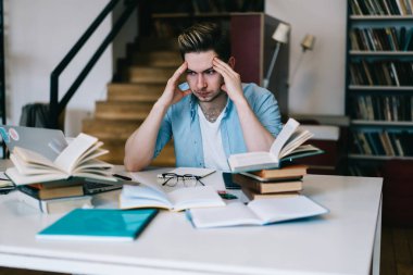 Yorgun hipster adam duygu baş ağrısı üniversite sınavı için hazırlanırken kampüs, mutsuz overworked erkek uzay coworking proje yapıyor Tarihler konusunda tedirgin öğrenme sonuçları hakkında endişeli