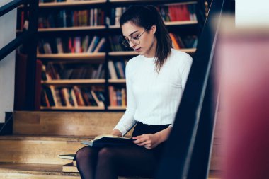 Genç kadın Eyewear merdivenlerde, zeki kız öğrencinin literatür bilgileri, kitap üzerinde konsantre hippi kız analiz ücretsiz vakit ilginç romanı okuma Vizyon Düzeltme