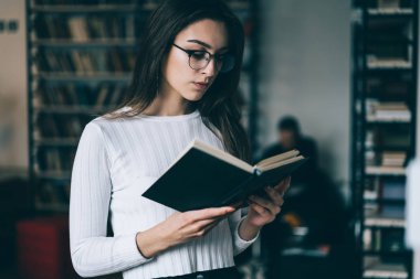 Vizyon Düzeltme okuma ders kitabı öğrenme üniversite kütüphanesi, sınavlarda için ilginç bestseller üzerinde hobi vakit kız öğrenci konsantre için trendy Eyewear kafkas kadın
