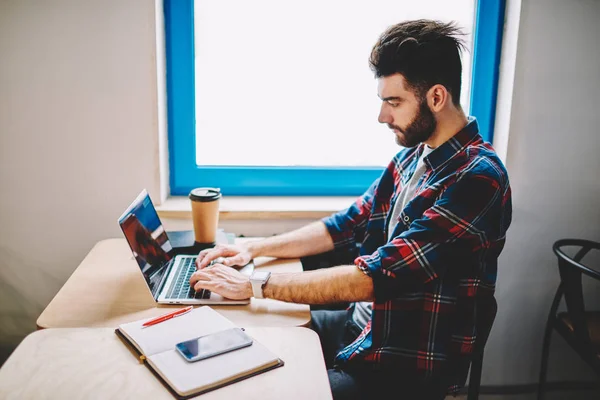 Jonge Duizendjarige Man Laptopcomputer Gebruikt Het Kijken Naar Webinar Voor — Stockfoto