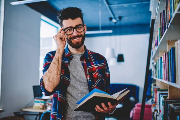 Jovem Sorridente Óculos Segurando Livro Interessante Campus Universidade Olhando Para — Fotografia de Stock