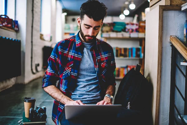 Jonge Mannelijke Student Met Behulp Van Moderne Laptop Voor Onderzoek — Stockfoto
