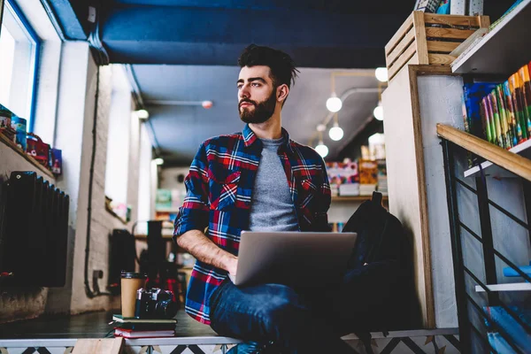 Pondering Hipster Guy Thoughtful Looking Aside Break Learning Laptop Computer — Stock Photo, Image