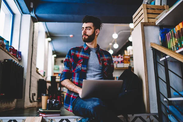 Begrunda Hipster Guy Tankeväckande Tittar Sidan Paus Lärande Bärbar Dator — Stockfoto