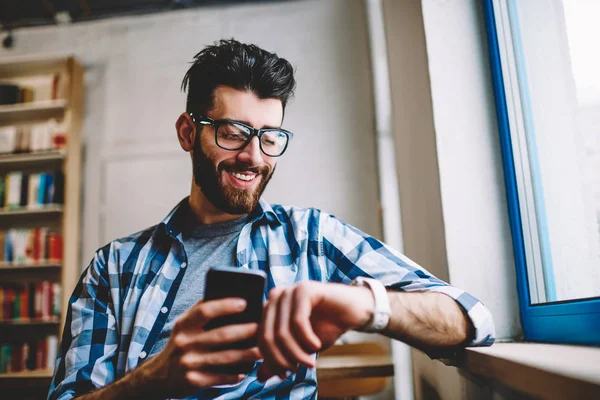 Sonriendo Chico Hipster Éxito Gafas Control Tiempo Reloj Inteligente Portátil — Foto de Stock