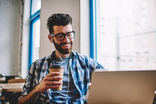 Glada Hipster Guy Titta Komedi Visa Modern Bärbar Dator Medan — Stockfoto