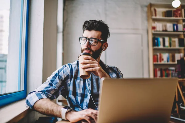 Tankeväckande Hipster Killen Njuter Spellista Hörlurar Dricka Morgonkaffe Sitter Skrivbordet — Stockfoto