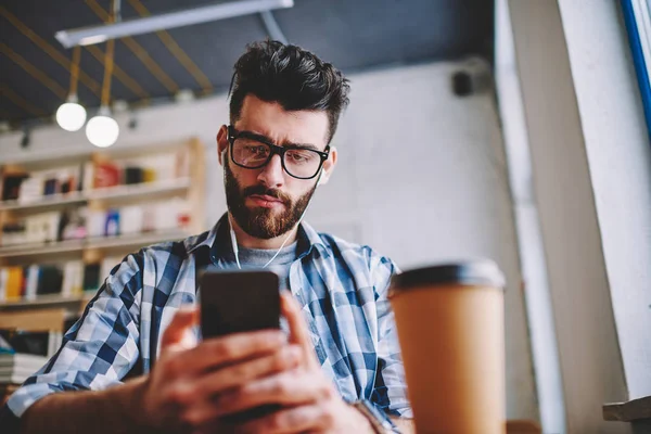 Guapo Bloguero Masculino Serio Sentado Cafetería Marcando Número Teléfono Móvil —  Fotos de Stock