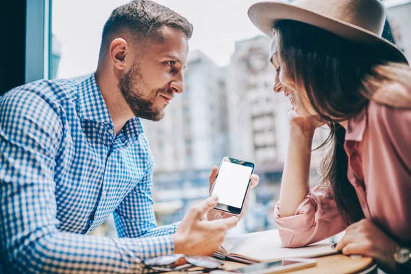 Namorado Mostrando Aplicativo Smartphone Com Área Espaço Cópia Para Seu — Fotografia de Stock