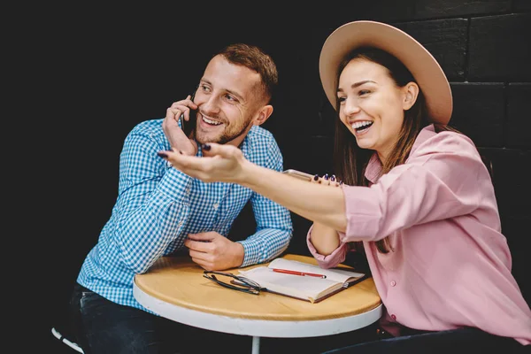 Alegre Novio Llamando Teléfono Inteligente Sentado Mesa Café Con Novia —  Fotos de Stock