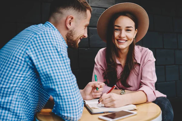 Retrato Mujer Joven Feliz Sombrero Sonriendo Cámara Mientras Pasa Tiempo —  Fotos de Stock