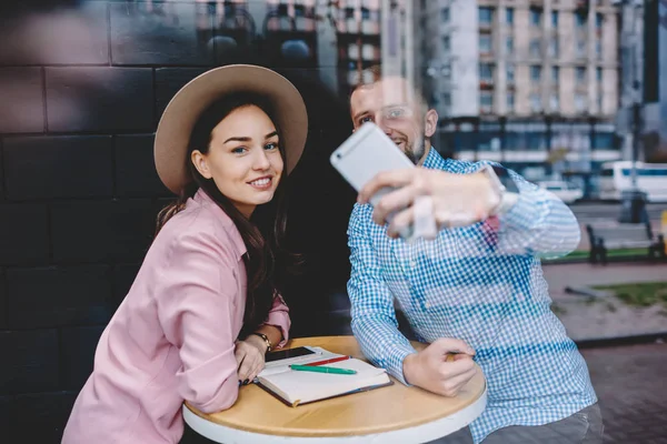 Pareja Feliz Amor Descansando Juntos Cafetería Haciendo Foto Selfie Cámara —  Fotos de Stock