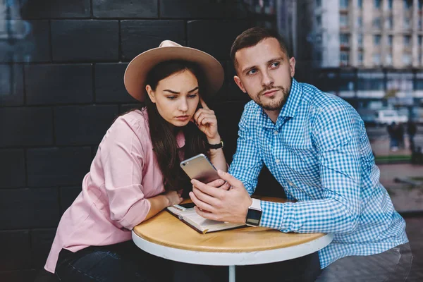 Zamyšlený Přítelkyně Čtení Příchozí Oznámení Moderní Smartphone Rukou Přítele Sedí — Stock fotografie