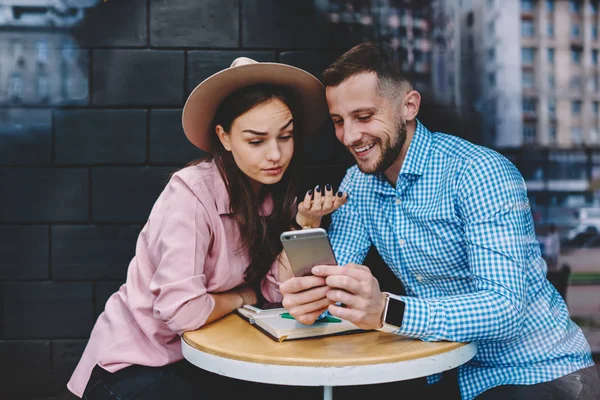 Fröhlicher Junger Mann Zeigt Video Sozialen Netzwerken Auf Smartphone Wunderfreundin — Stockfoto