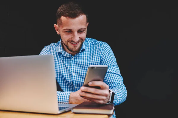 Positiver Junger Mann Lacht Während Nachrichten Auf Der Website Auf — Stockfoto