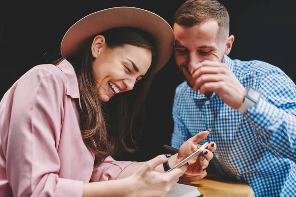 Szczęśliwa Para Miłość Śmiech Podczas Oglądania Zabawne Wideo Urządzeniu Smartphone — Zdjęcie stockowe