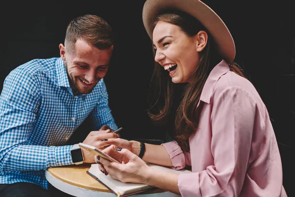 Positieve Jonge Vrouw Lachen Tijdens Het Daten Met Vriendje Grappig — Stockfoto